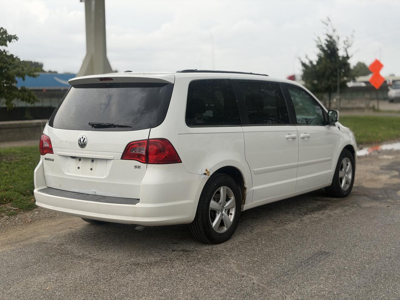 Volkswagen Routan SE 2011