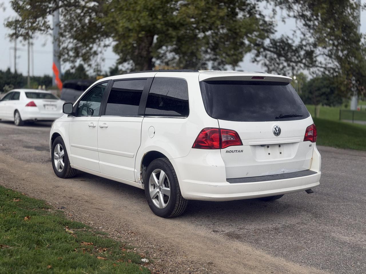 Volkswagen Routan SE 2011