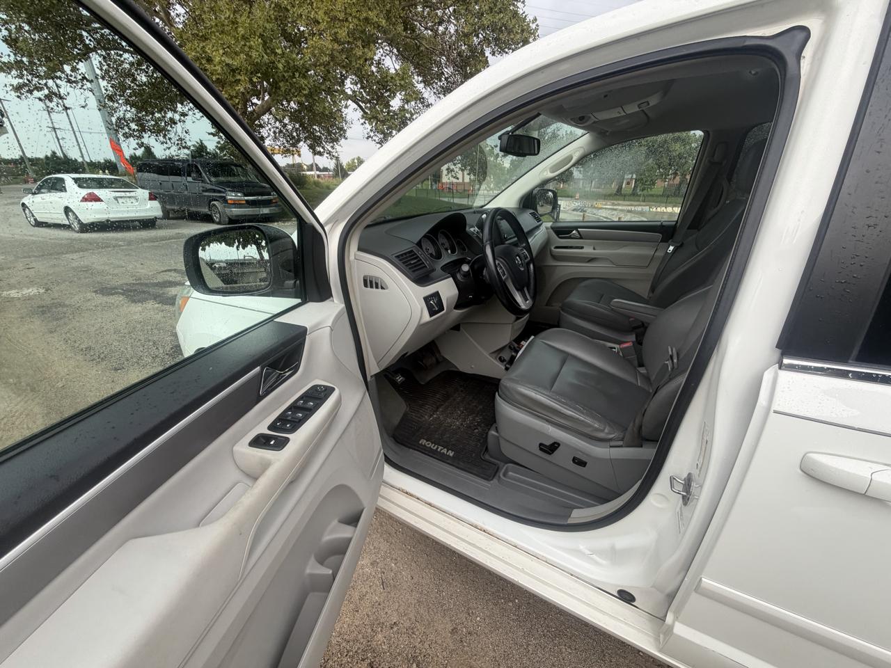Volkswagen Routan SE 2011