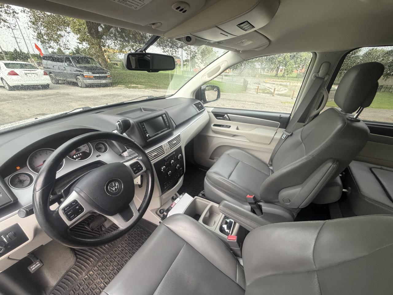 Volkswagen Routan SE 2011
