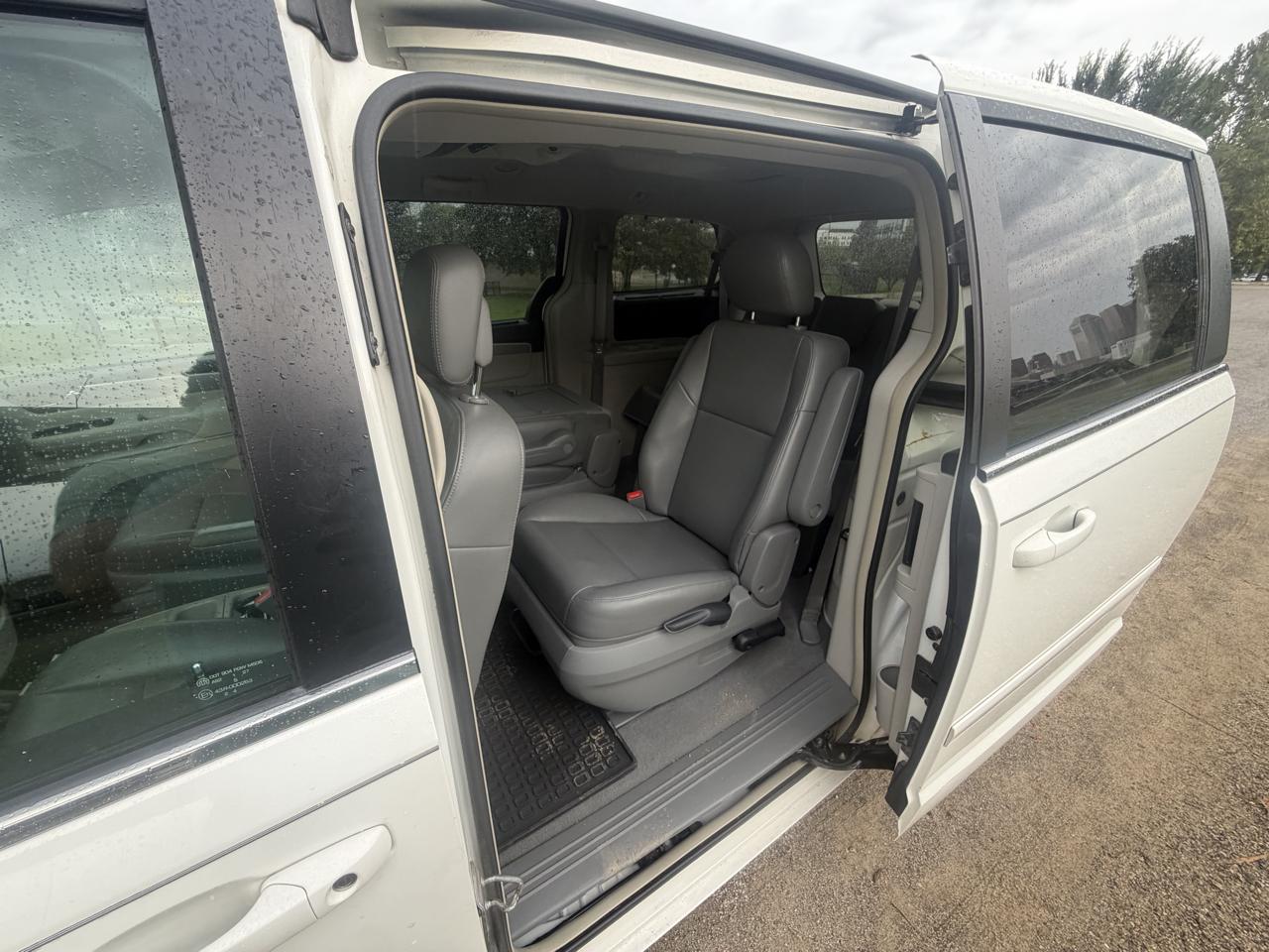 Volkswagen Routan SE 2011
