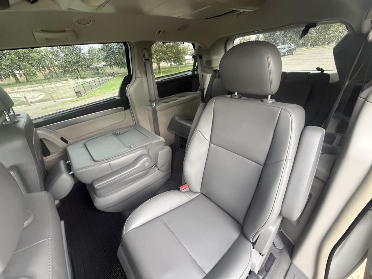 Volkswagen Routan SE 2011