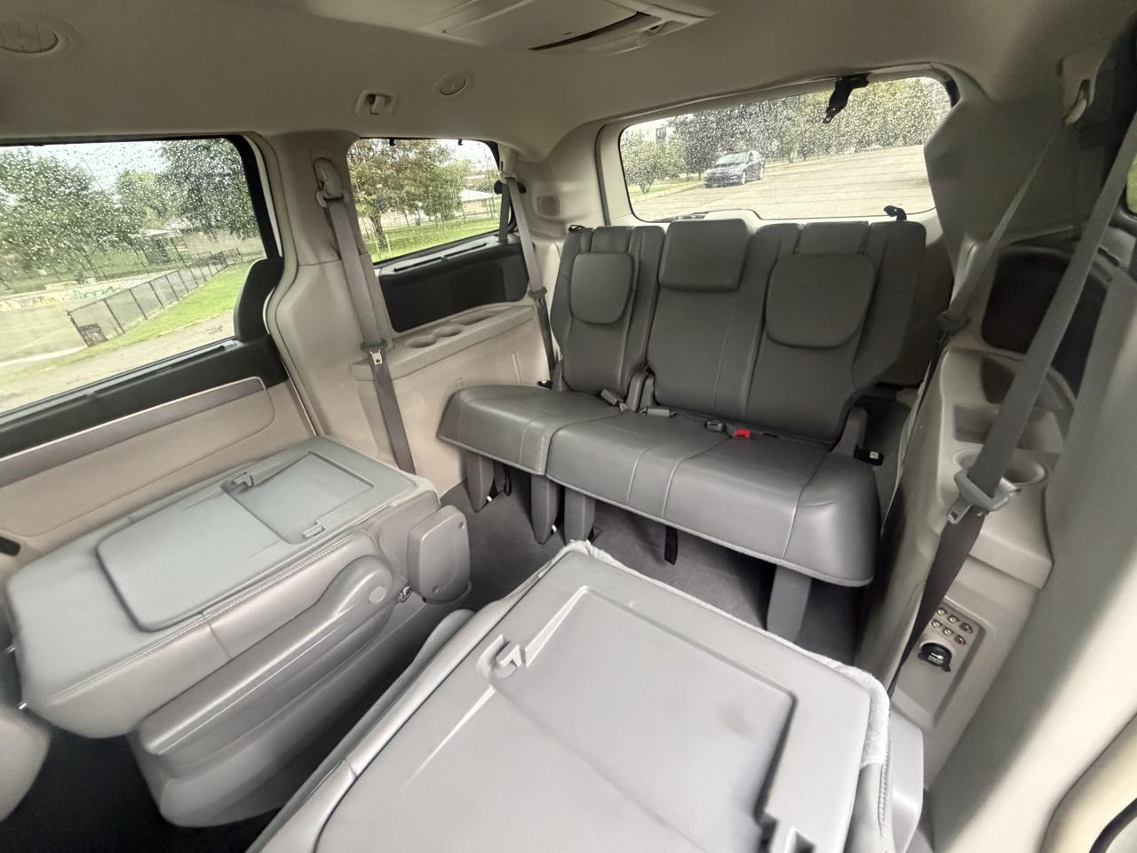 Volkswagen Routan SE 2011
