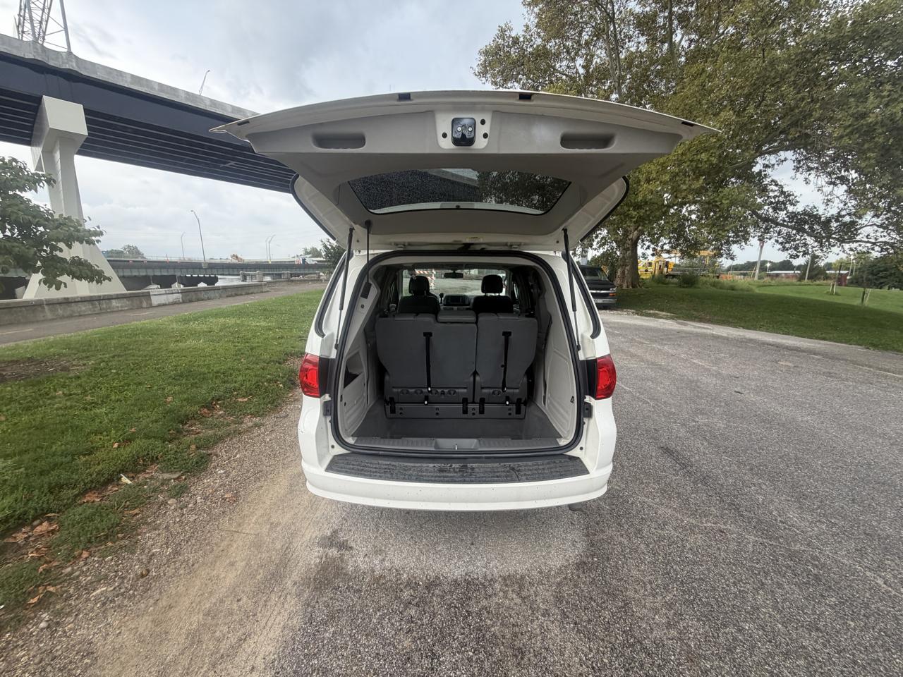 Volkswagen Routan SE 2011
