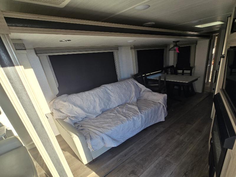 East To West Della Terra  2022