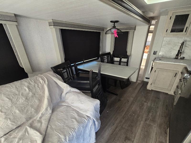 East To West Della Terra  2022