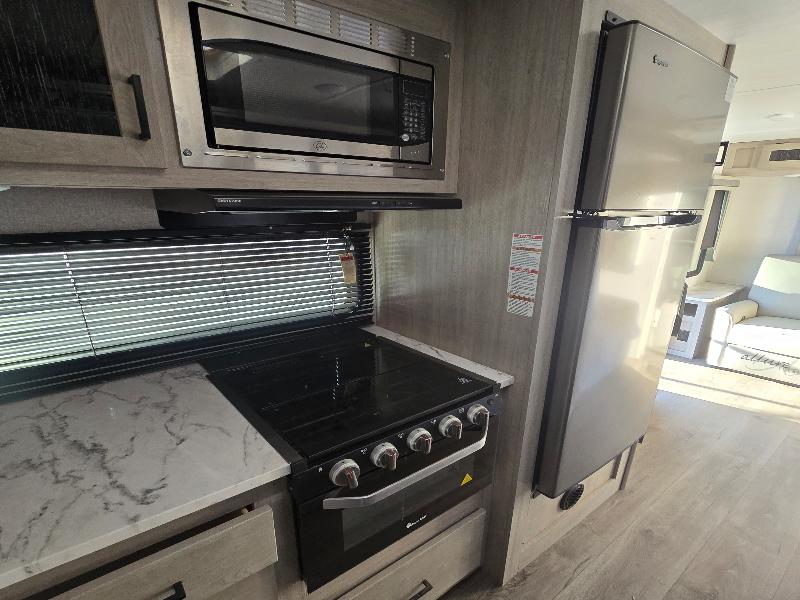 East To West Della Terra  2022