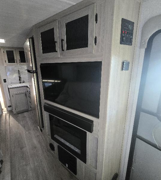 East To West Della Terra  2022