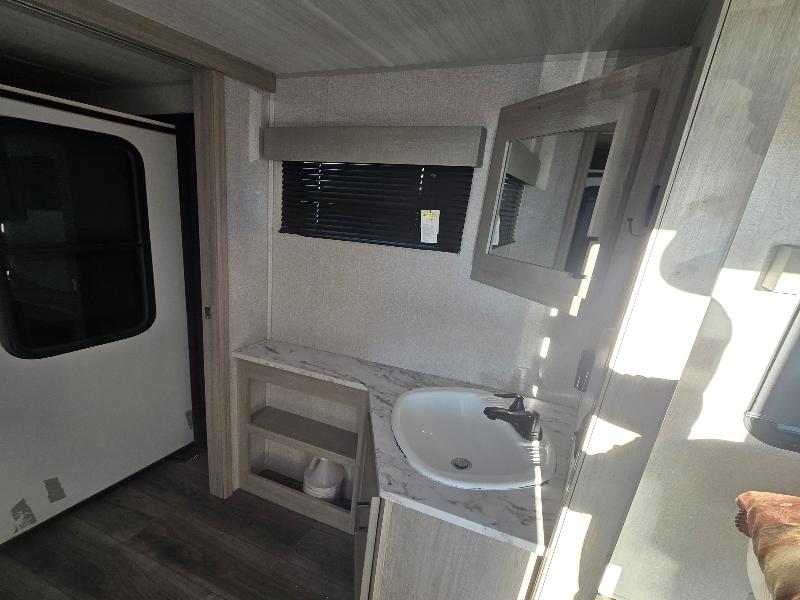 East To West Della Terra  2022