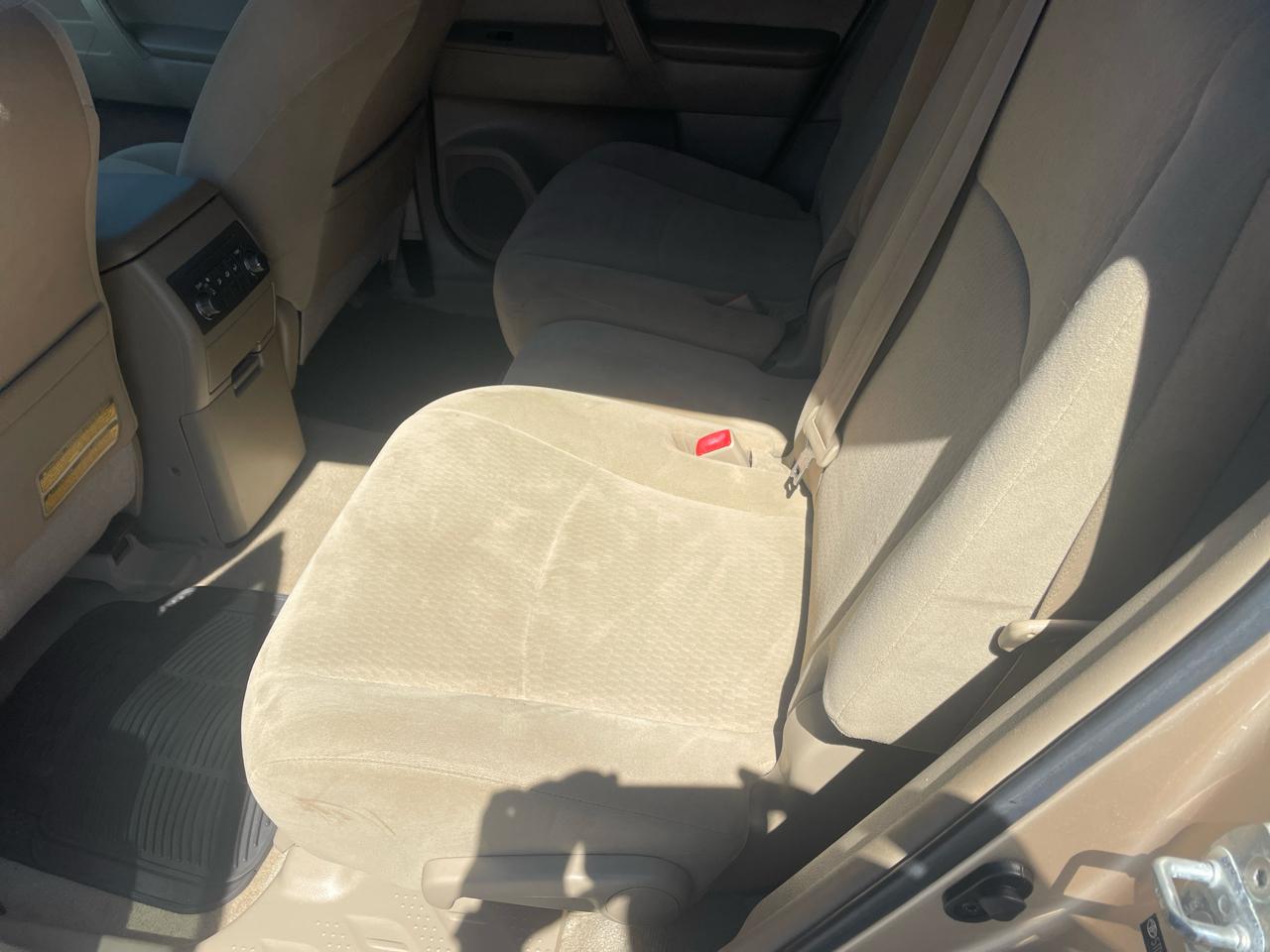 Toyota Highlander Base 2WD I4 2010