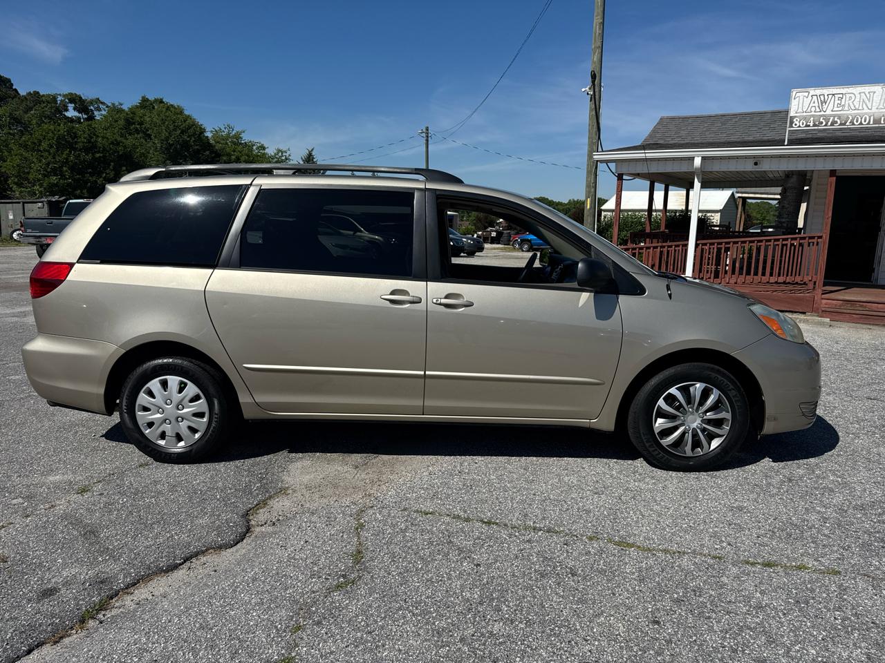 2004 Toyota Sienna LE - 7 Passenger