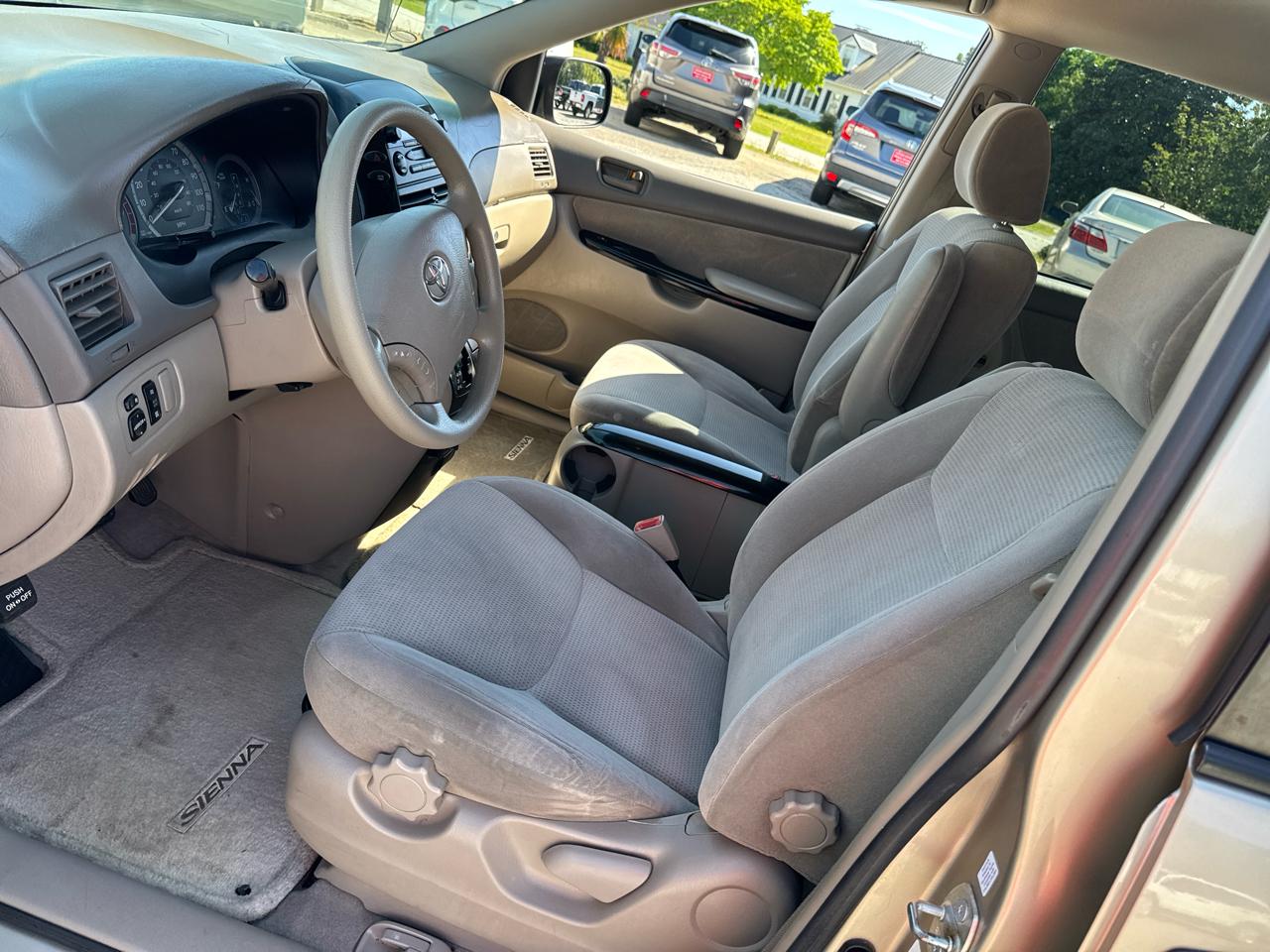 Toyota Sienna LE - 7 Passenger 2004