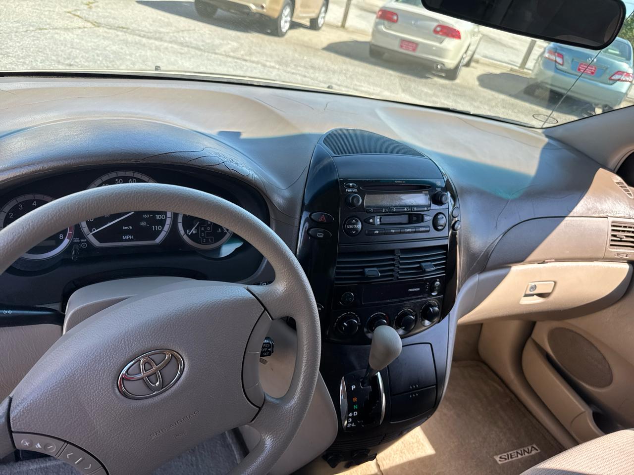 Toyota Sienna LE - 7 Passenger 2004