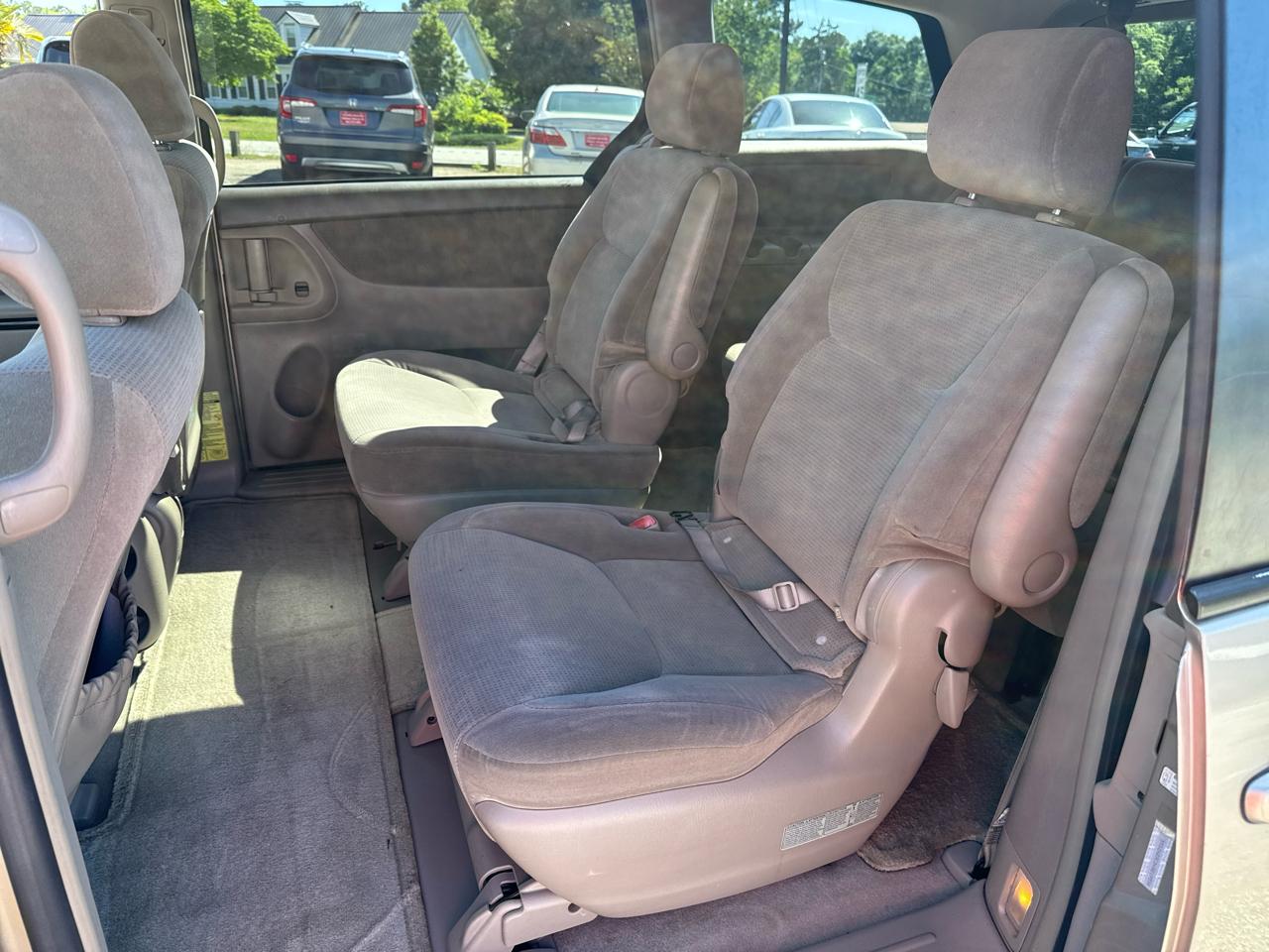 Toyota Sienna LE - 7 Passenger 2004