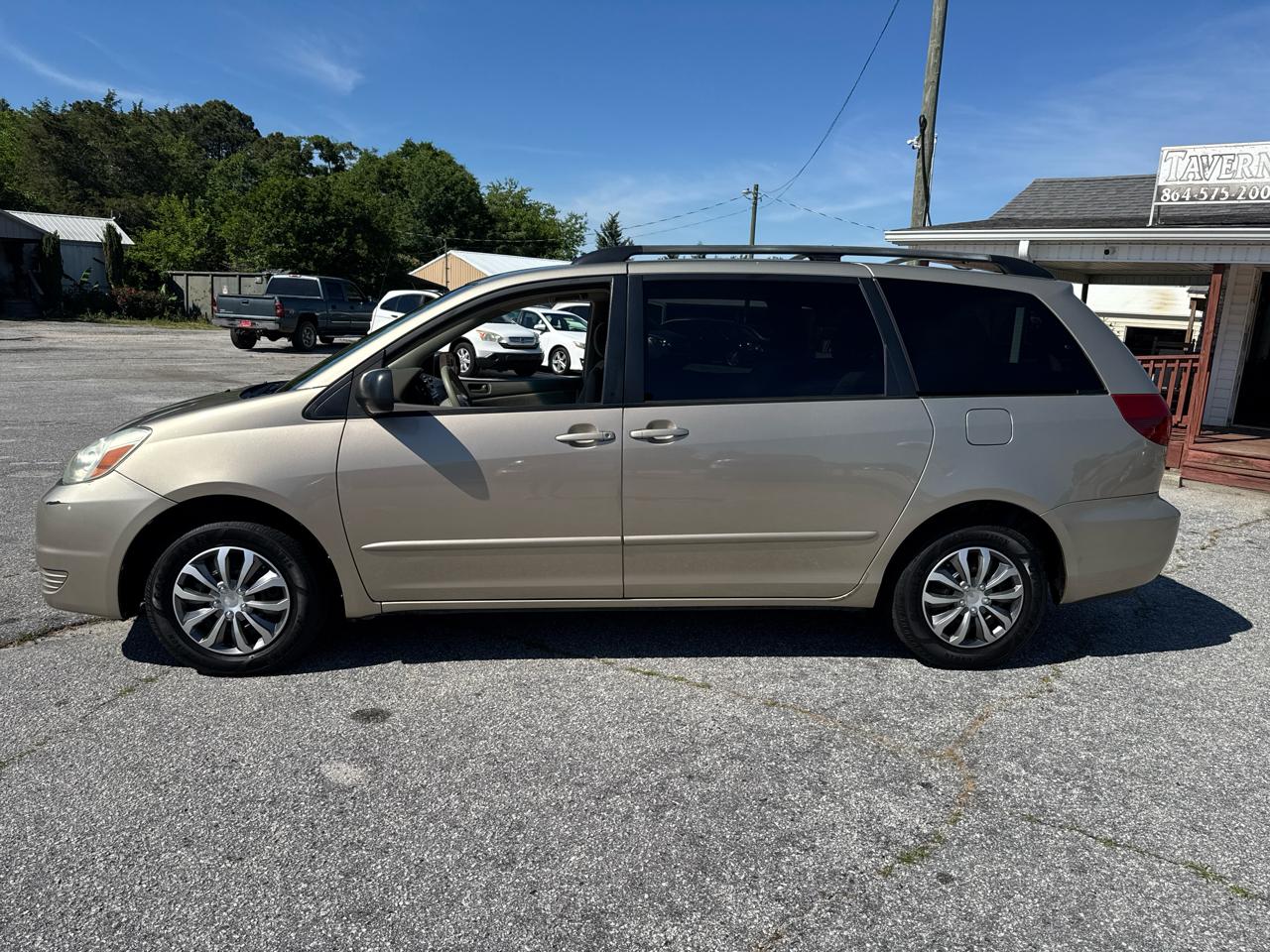 Toyota Sienna LE - 7 Passenger 2004