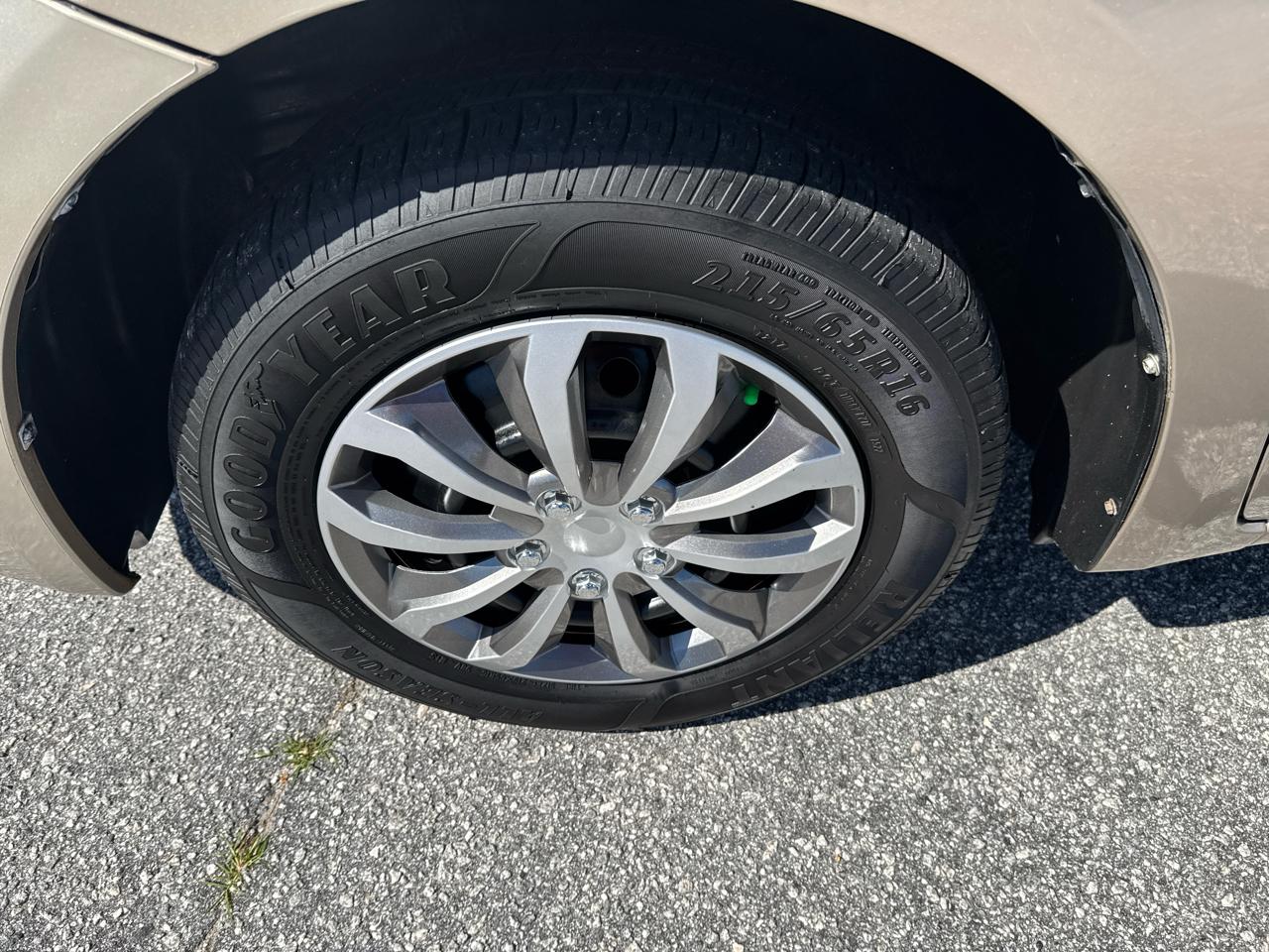 Toyota Sienna LE - 7 Passenger 2004