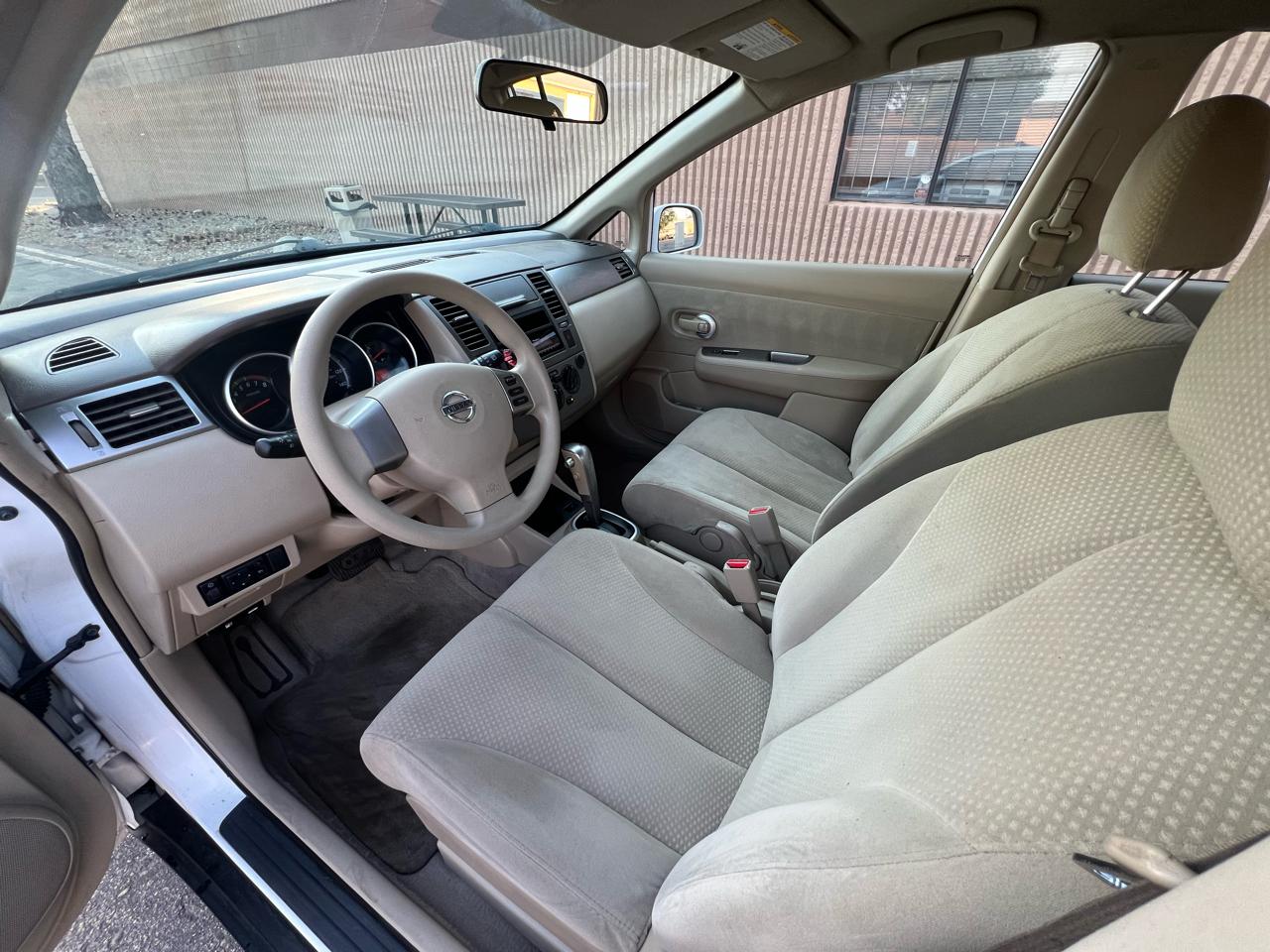 Nissan Versa 1.8 S 2011