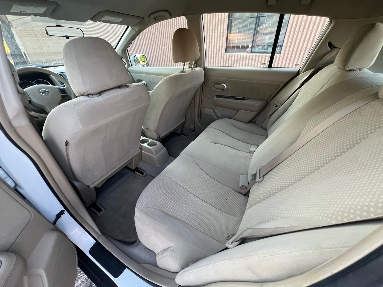 Nissan Versa 1.8 S 2011