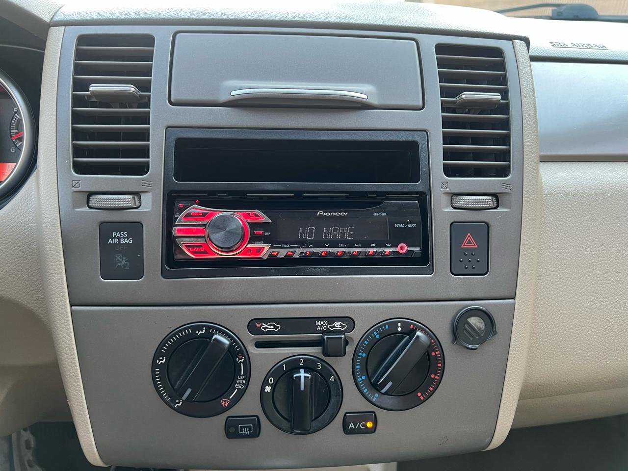 Nissan Versa 1.8 S 2011