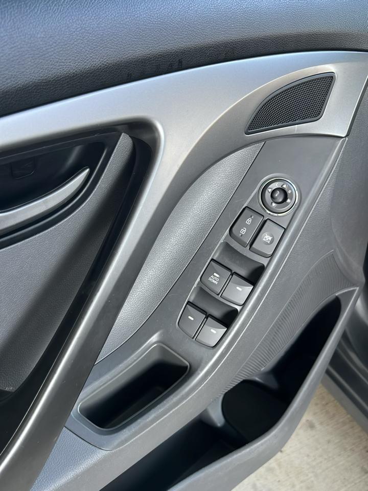 Hyundai Elantra  2013