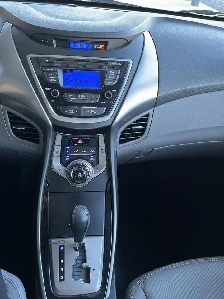 Hyundai Elantra  2013