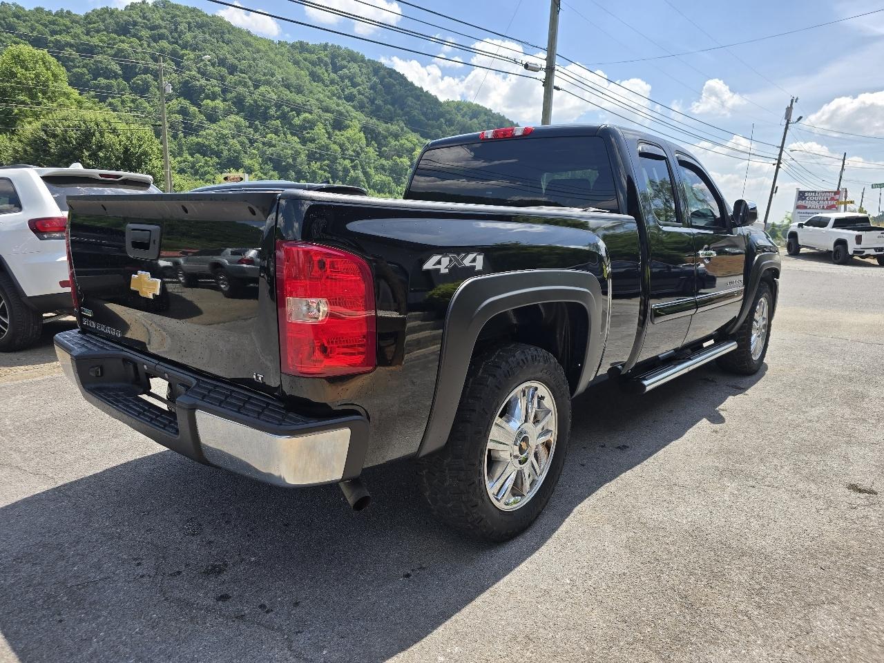 View vehicle photo 4
