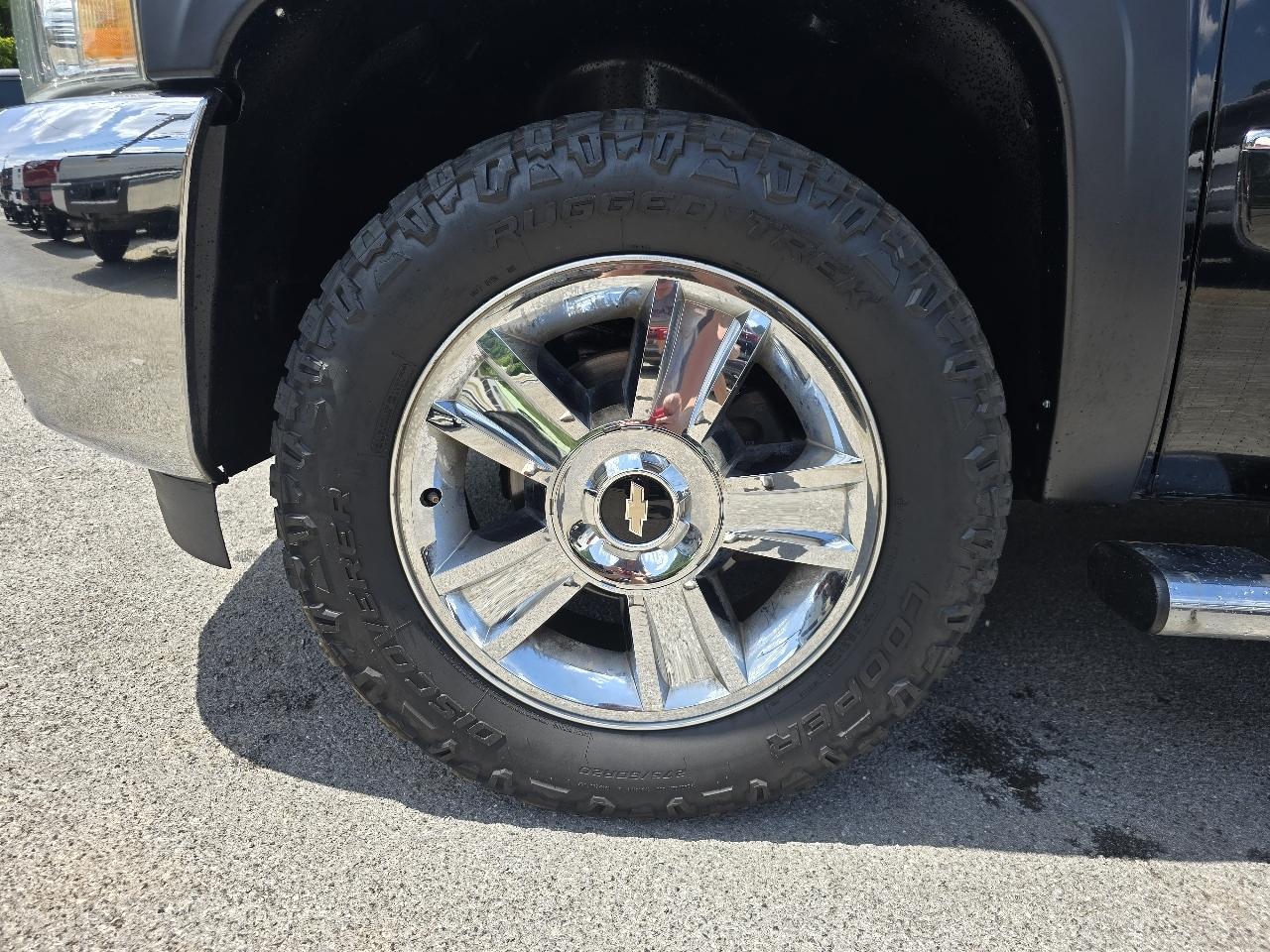 View vehicle photo 7