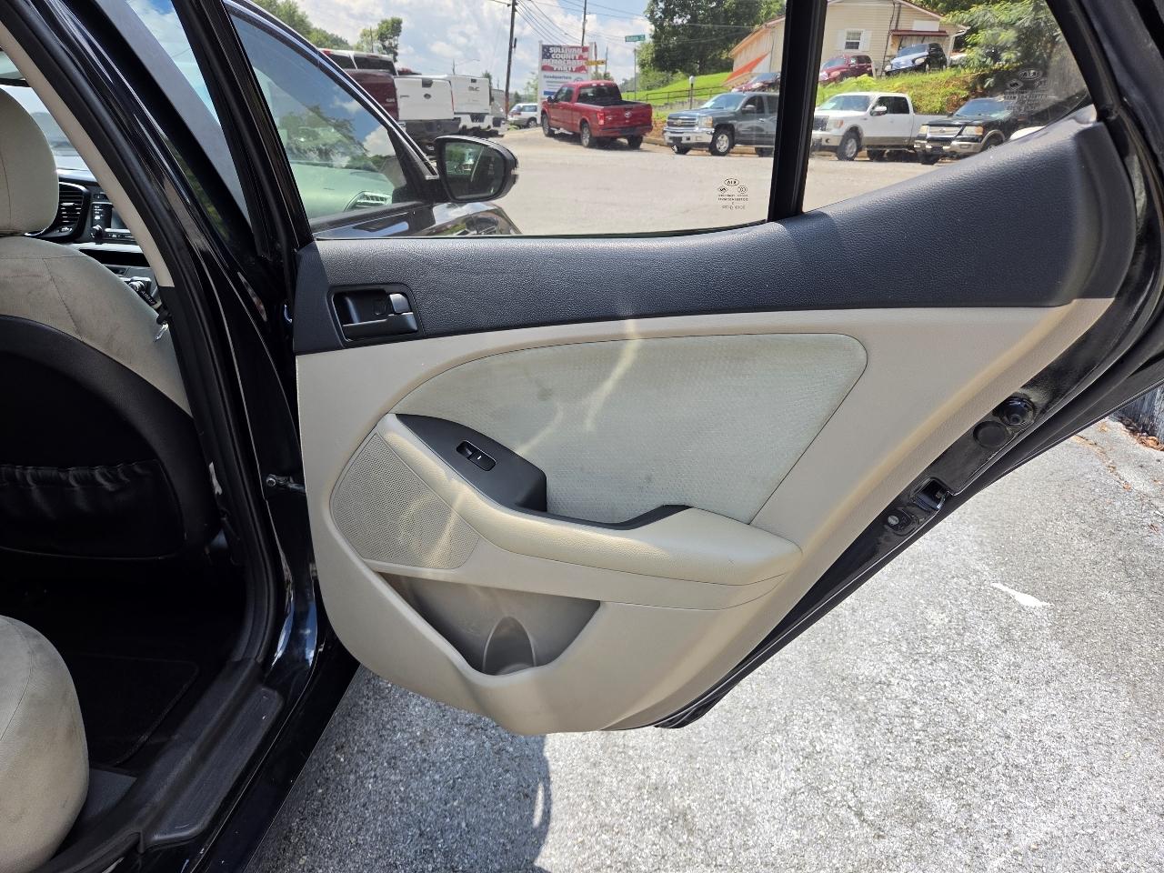 Kia Optima LX MT 2013