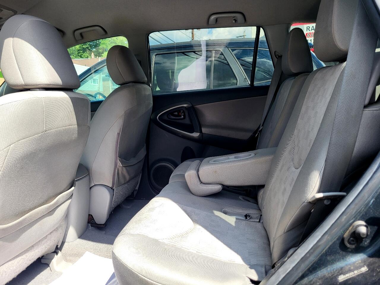 Toyota RAV4 Base I4 4WD 2011 Toyota RAV4 Base I4 4WD 2011