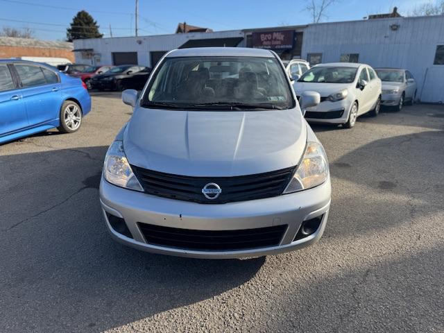 Nissan Versa 1.8 SL Hatchback 2011