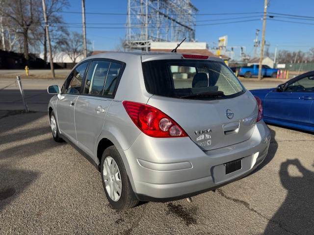 Nissan Versa 1.8 SL Hatchback 2011