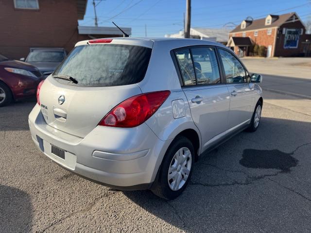 Nissan Versa 1.8 SL Hatchback 2011