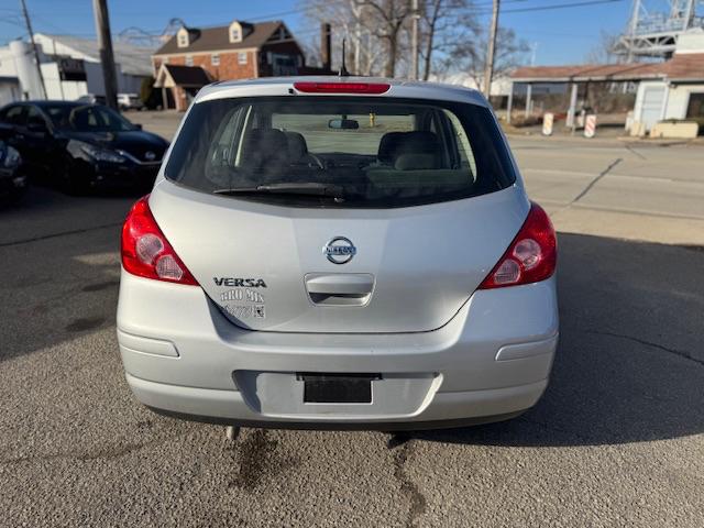 Nissan Versa 1.8 SL Hatchback 2011