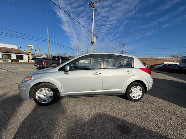 Nissan Versa 1.8 SL Hatchback 2011