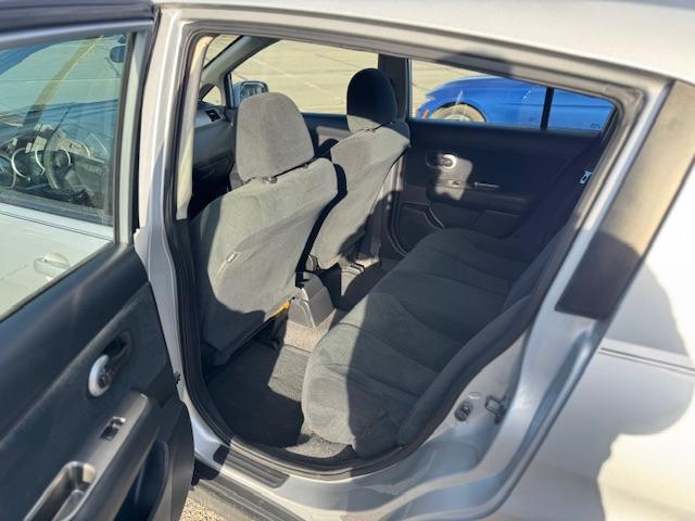 Nissan Versa 1.8 SL Hatchback 2011