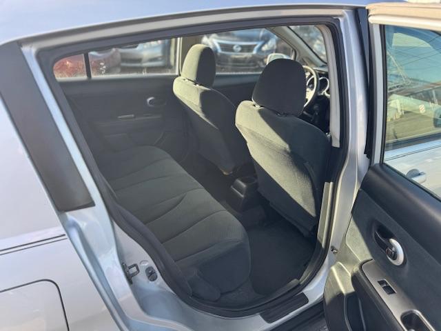 Nissan Versa 1.8 SL Hatchback 2011