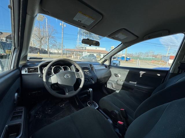 Nissan Versa 1.8 SL Hatchback 2011