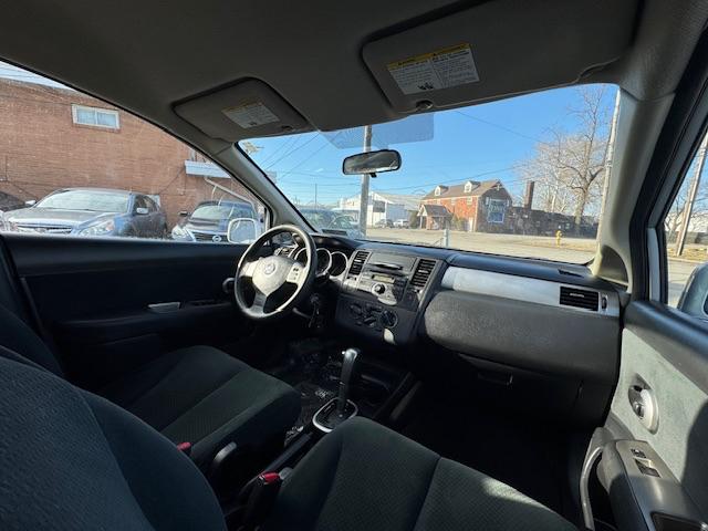 Nissan Versa 1.8 SL Hatchback 2011