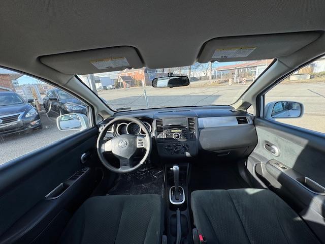 Nissan Versa 1.8 SL Hatchback 2011