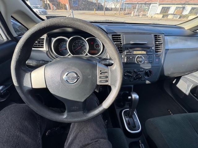 Nissan Versa 1.8 SL Hatchback 2011