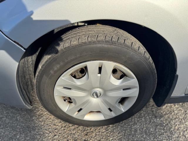 Nissan Versa 1.8 SL Hatchback 2011