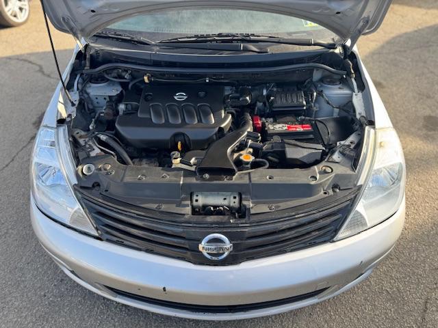 Nissan Versa 1.8 SL Hatchback 2011