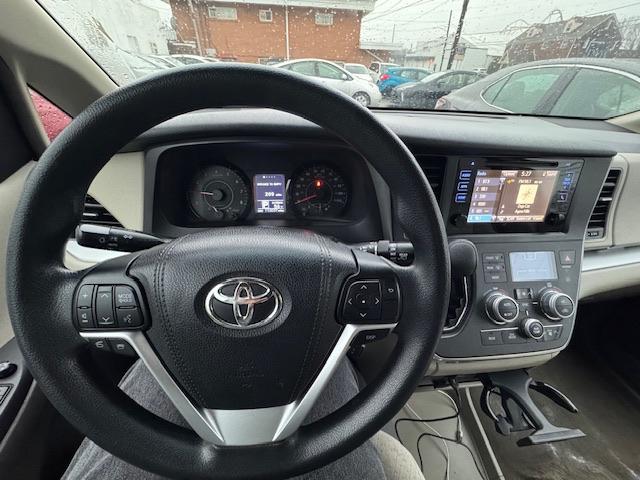 Toyota Sienna LE 8-Passenger 2017