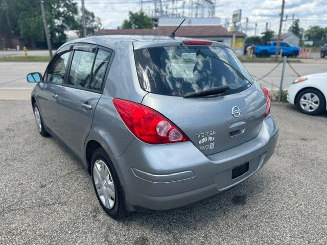 Nissan Versa 1.8 SL Hatchback 2011