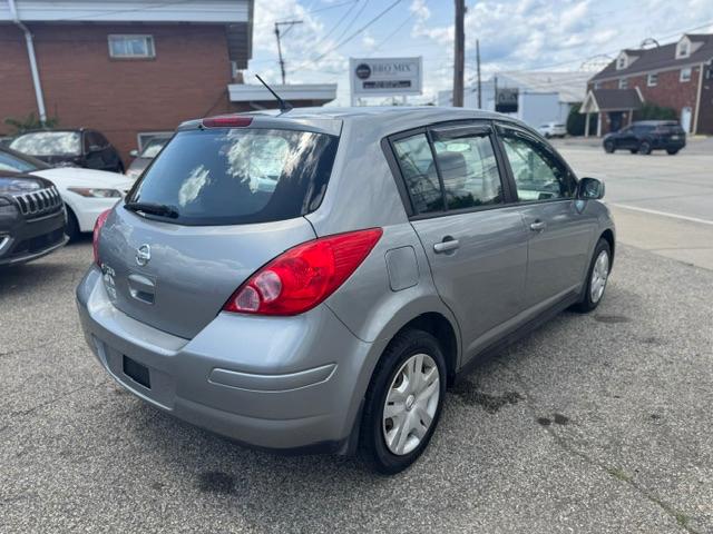 Nissan Versa 1.8 SL Hatchback 2011
