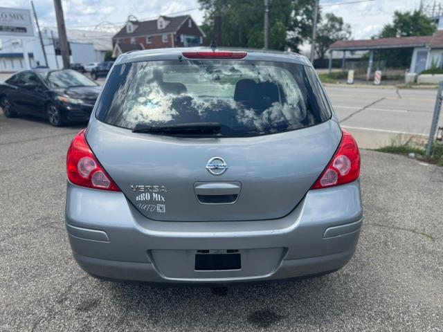 Nissan Versa 1.8 SL Hatchback 2011