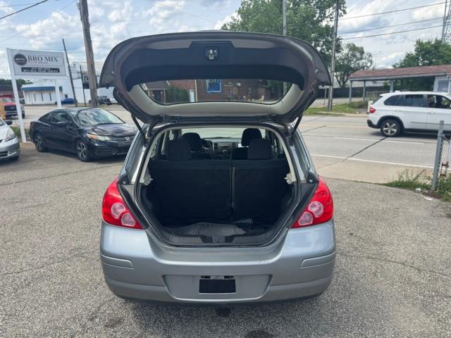 Nissan Versa 1.8 SL Hatchback 2011