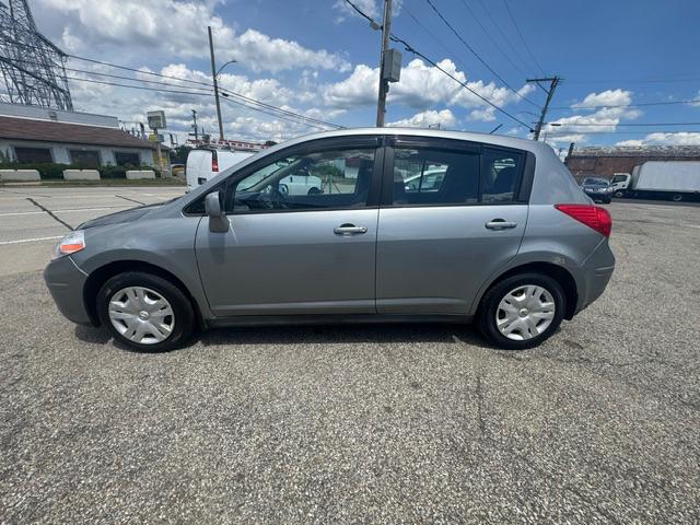 Nissan Versa 1.8 SL Hatchback 2011