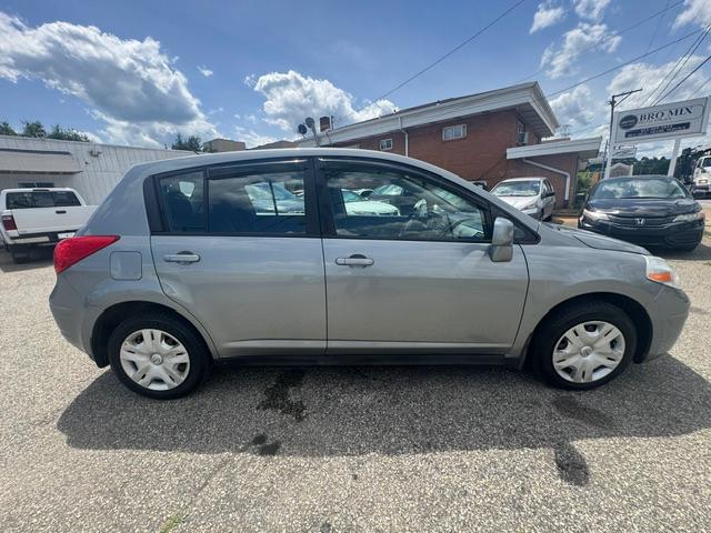 Nissan Versa 1.8 SL Hatchback 2011