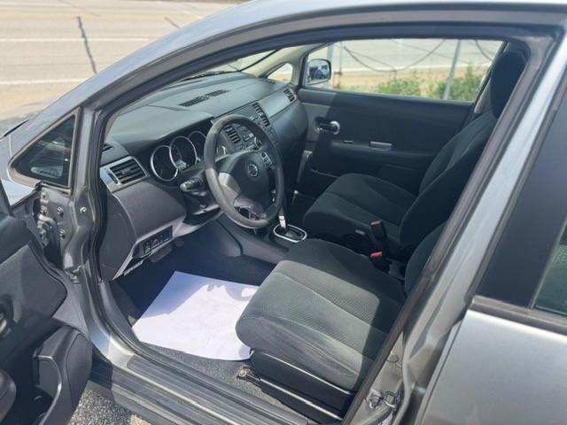 Nissan Versa 1.8 SL Hatchback 2011
